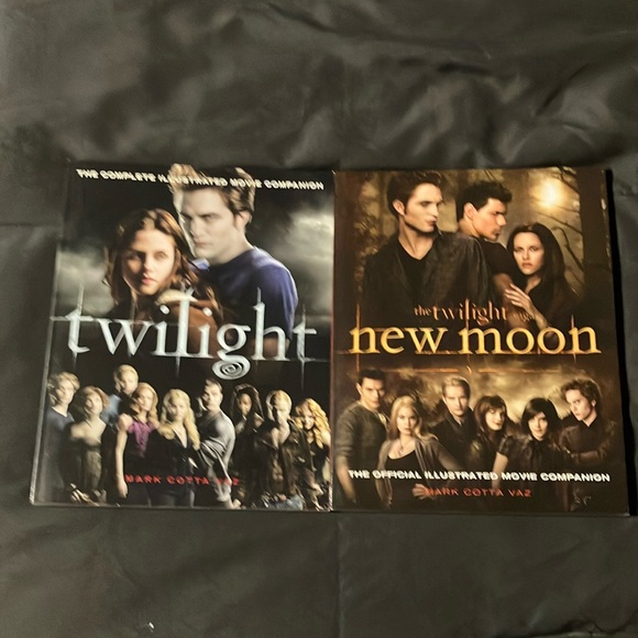 Twilight & New Moon - Movie Companions - Picture 1 of 2